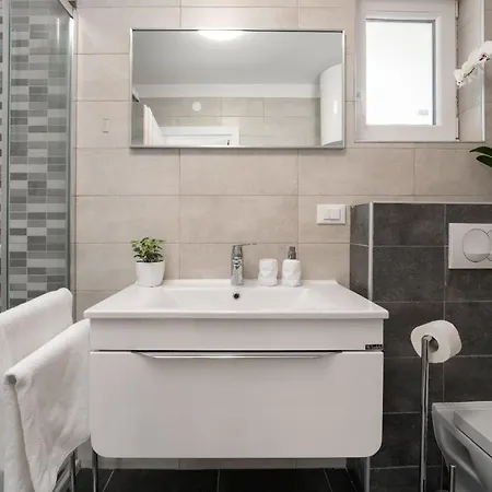 Moderne Vala Premium In Mit Whirlpool Und Meerblick Vrsar