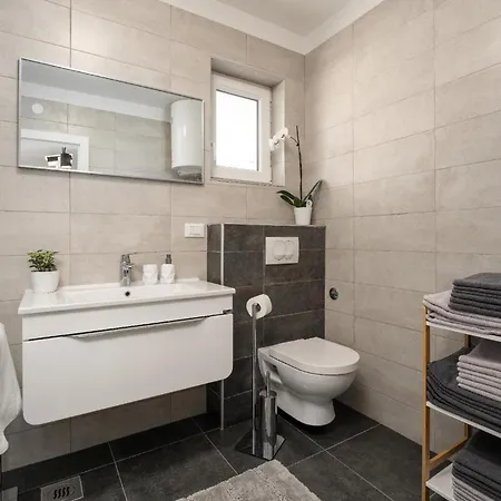 Moderne Vala Premium In Mit Whirlpool Und Meerblick فيرسار